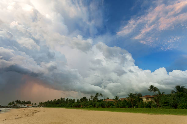 playa de ahungalla, sri lanka - enormes nubes y luz varios durante el atardecer en la playa de ahungalla - overclouded fotografías e imágenes de stock