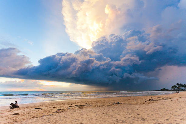 playa de ahungalla, sri lanka - fenómeno meteorológico durante el atardecer en la playa de ahungalla - overclouded fotografías e imágenes de stock