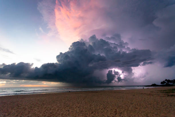 playa de ahungalla, sri lanka - truenos y relámpagos durante el atardecer en la playa de ahungalla - overclouded fotografías e imágenes de stock