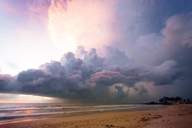 playa de ahungalla, sri lanka - nubes iluminadas y luz durante el atardecer en la playa de ahungalla - overclouded fotografías e imágenes de stock