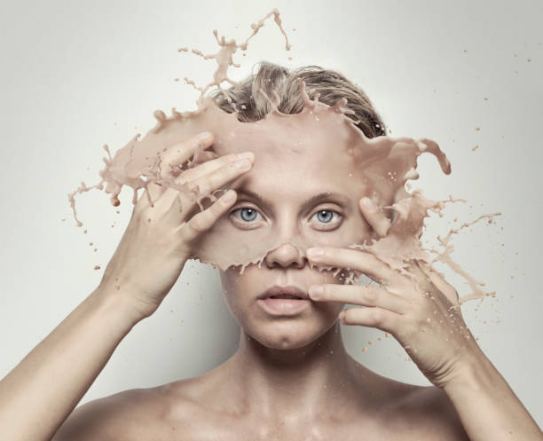 retrato surrealista de niña con la cara derretida - liquid foundation fotografías e imágenes de stock
