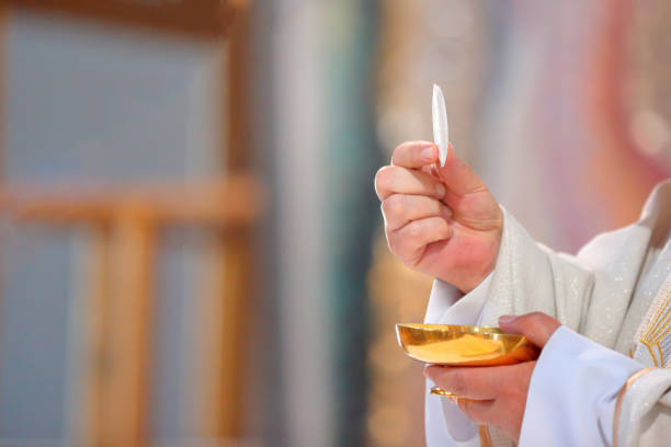 priester feiern die heilige messe in der kirche - priester stock-fotos und bilder