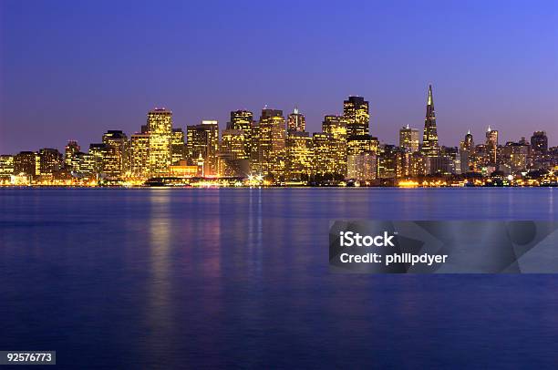 San Francisco Skyline Ao Pôr Do Sol - Fotografias de stock e mais imagens de Amarelo - Amarelo, Anoitecer, Ao Ar Livre