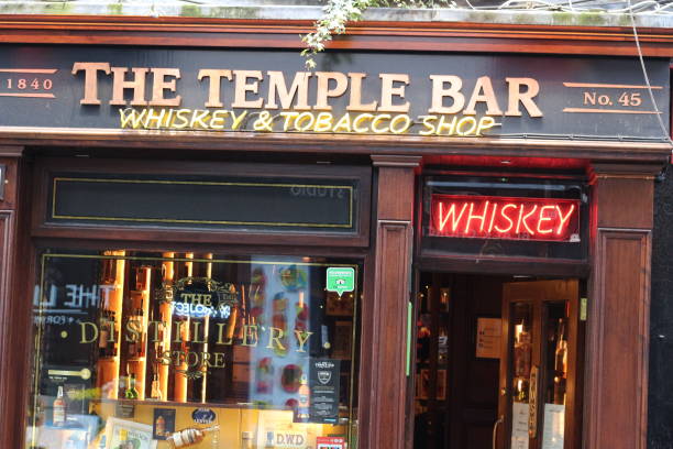 blick auf einen berühmten pub in temple bar gegend im zentrum von dublin. - irish culture music guinness pub stock-fotos und bilder