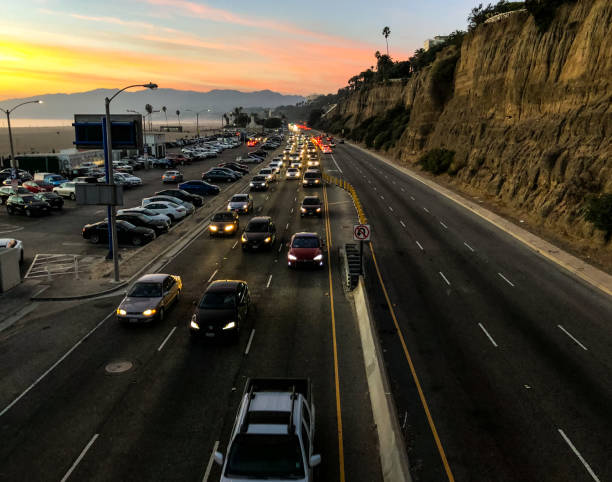 ruch na autostradzie w santa monica, kalifornia, stany zjednoczone - santa monica beach santa monica freeway santa monica california zdjęcia i obrazy z banku zdjęć