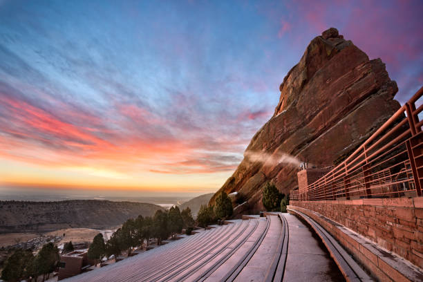 red rocks bei sonnenaufgang - denver colorado colorado winter snow stock-fotos und bilder