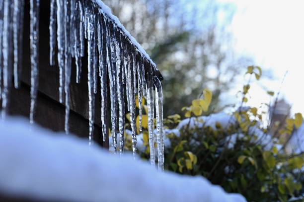 Icicles on the roof Winter garden with cold weather scene icicles melting stock pictures, royalty-free photos & images
