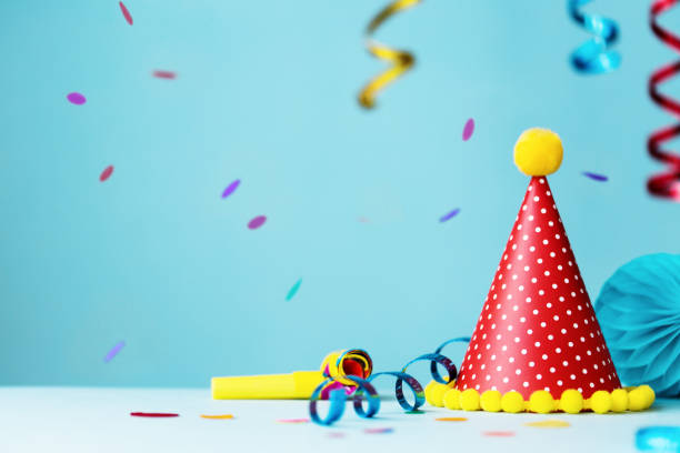 colorful birthday party hat and streamers - copy space single object confetti nobody imagens e fotografias de stock