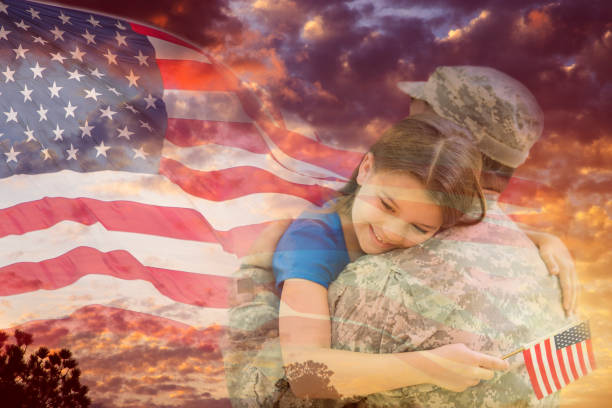 la bambina abbraccia il padre militare che sovrappone il tramonto, bandiera americana. - child flag fourth of july little girls foto e immagini stock