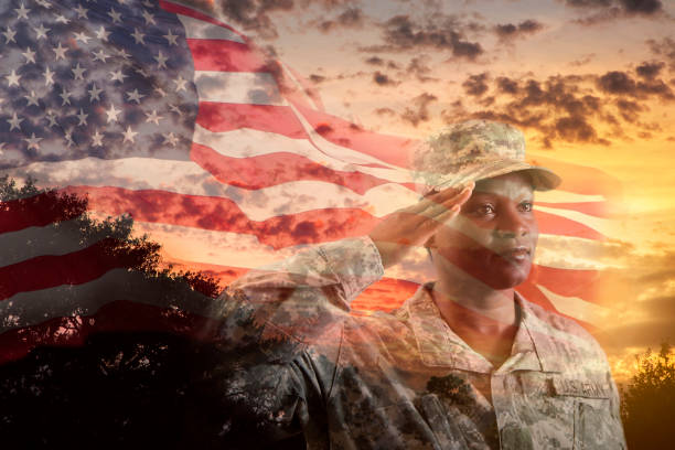 soldado del ejército femenino superposición de bandera americana, puesta de sol. - armed forces us veterans day military saluting fotografías e imágenes de stock