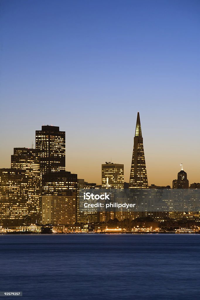 San Francisco à noite skyline-vertical - Royalty-free Horizonte Urbano Foto de stock