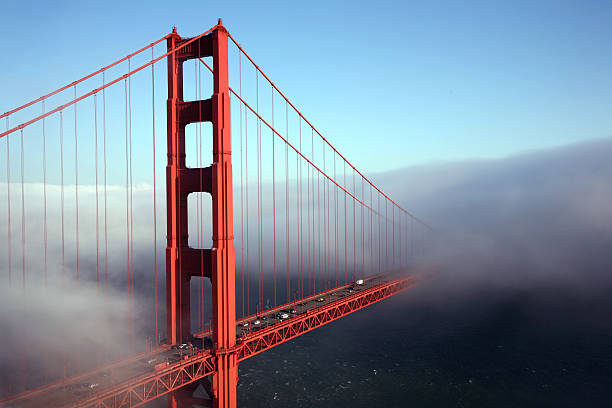 ゴールデンゲートブリッジに霧-水平 2 - golden gate bridge bridge large san francisco county ストックフォトと画像