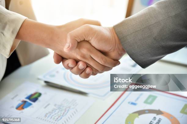 ビジネス会議で握手 - 握手のストックフォトや画像を多数ご用意 - 握手, 信頼, ビジネス