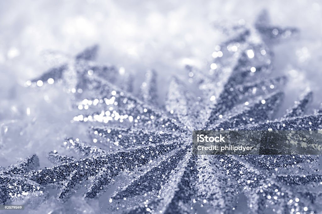 Decorazione fiocco di neve sul letto di neve - Foto stock royalty-free di Bianco