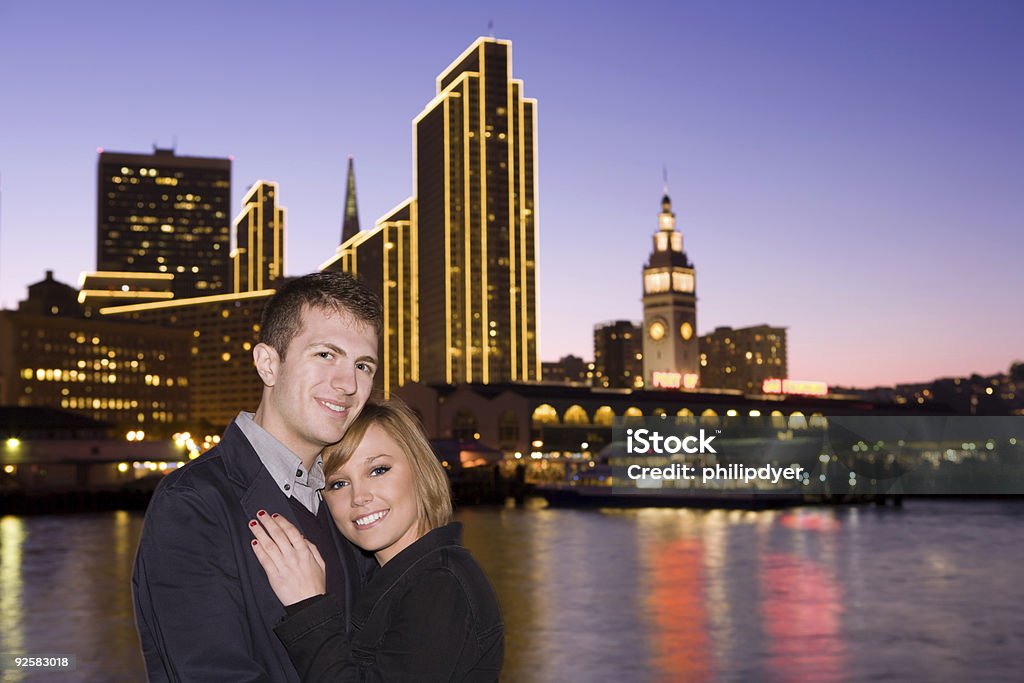 Casal com Ferry Building à noite - Foto de stock de 20 Anos royalty-free