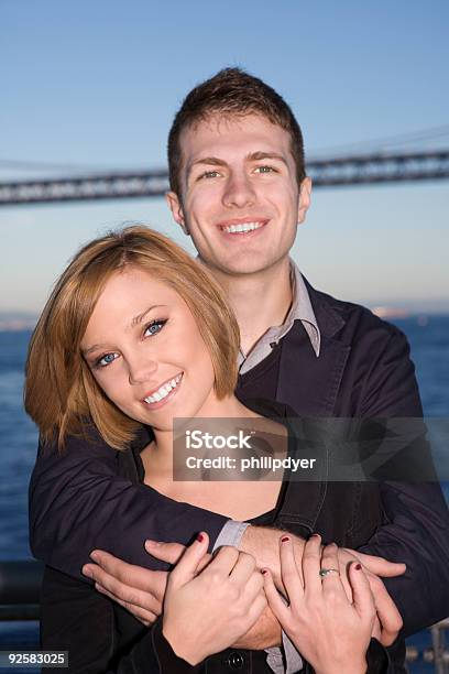 Casal Agarrar De Bay Bridge - Fotografias de stock e mais imagens de 20-29 Anos - 20-29 Anos, Abraçar, Amor