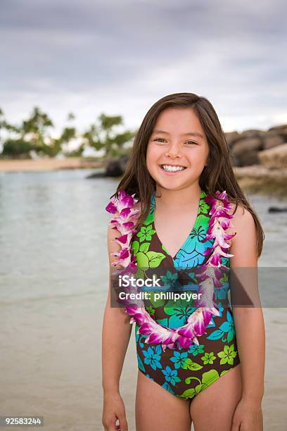 Ragazza Con Lei In Spiaggia - Fotografie stock e altre immagini di Acqua - Acqua, Allegro, Ambientazione esterna