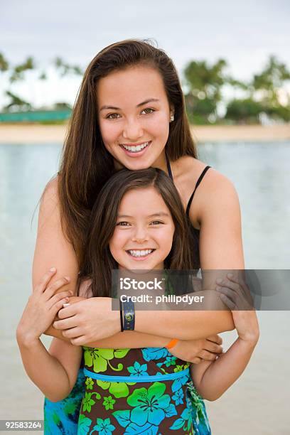 近くのビーチにいる姉妹 - ハワイ諸島のストックフォトや画像を多数ご用意 - ハワイ諸島, 笑顔, 2人