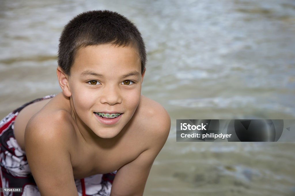 Giovane ragazzo in spiaggia - Foto stock royalty-free di Apparecchio ortodontico