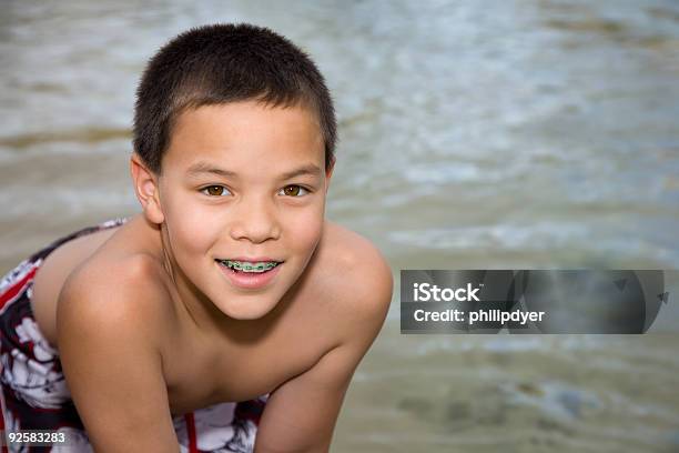 Giovane Ragazzo In Spiaggia - Fotografie stock e altre immagini di Apparecchio ortodontico - Apparecchio ortodontico, Bambini maschi, Acqua