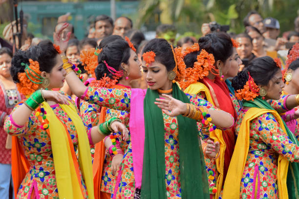 молодые девушки танцуют на холи / весенний фестиваль. - indian culture dancing dancer women стоковые фото и изображения