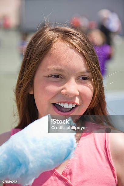 Mädchen Die Mahlzeit Von Zuckerwatte Stockfoto und mehr Bilder von Angebissen - Angebissen, Beißen, Blau