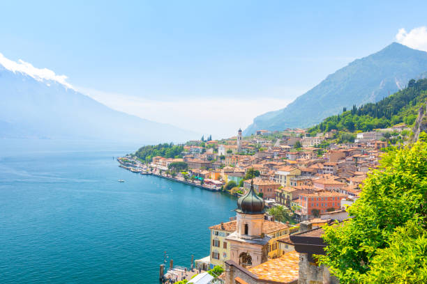 maravilhosa vista sobre a cidade de limone sul garda, no lago de garda - trento - fotografias e filmes do acervo