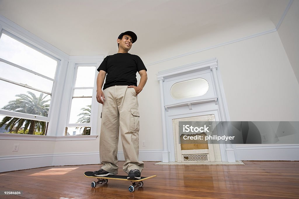 男性アパートメント内のスケートボード - 1人のロイヤリティフリーストックフォト