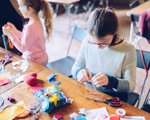 装飾芸術を感じた縫製女の子子供のためのワーク ショップを調整します。 - thread tailor art sewing ストックフォトと画像