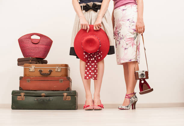 deux femmes habillées à la mode, posant dans les valises dans un style rétro - suitcase retro revival women old fashioned photos et images de collection