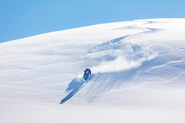 donna che scia a baqueira berretto catalogna spagna - ski trace foto e immagini stock