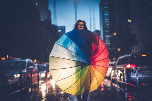 stolz darauf, schwul zu sein - homosexual gay man parade flag stock-fotos und bilder