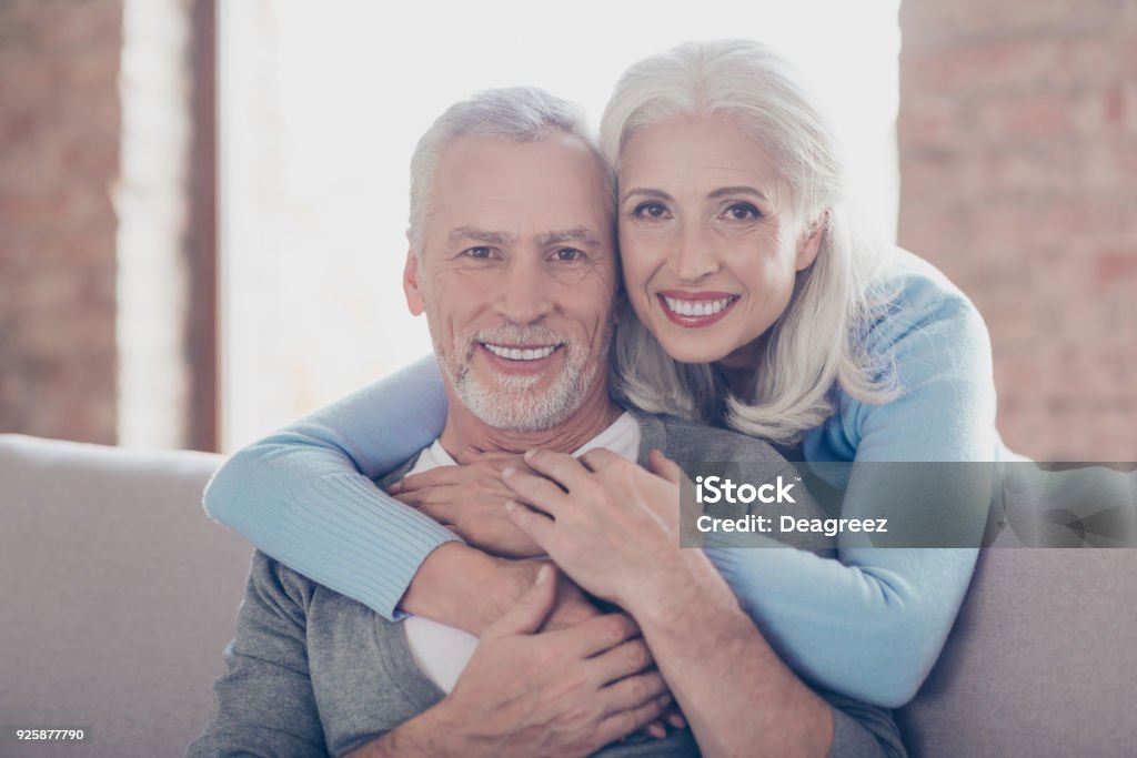 Gros plan le portrait de deux vieux gens, mariés heureux ils sont étreintes et parfait sourire blanc brillant - Photo de Hygiène dentaire libre de droits