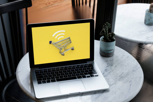 istock Internet shopping with laptop 925891112