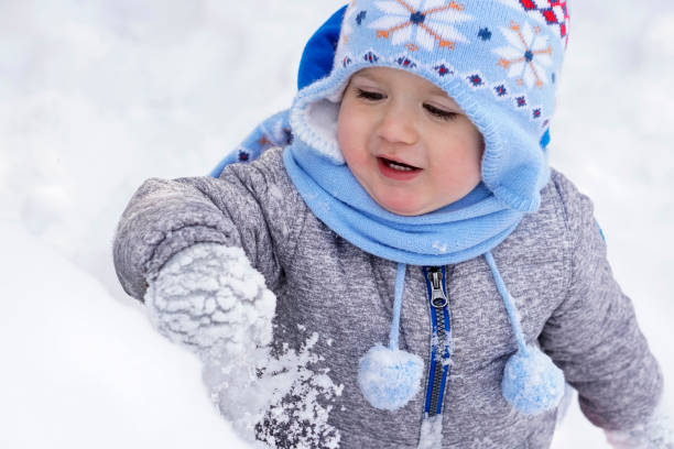 istock Little boy playing in the snow 925897154