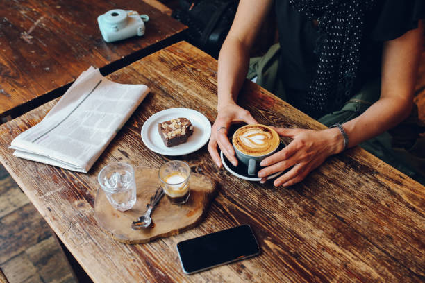 istock Coffee and cake on the table in a cafe in London downtown 925905356