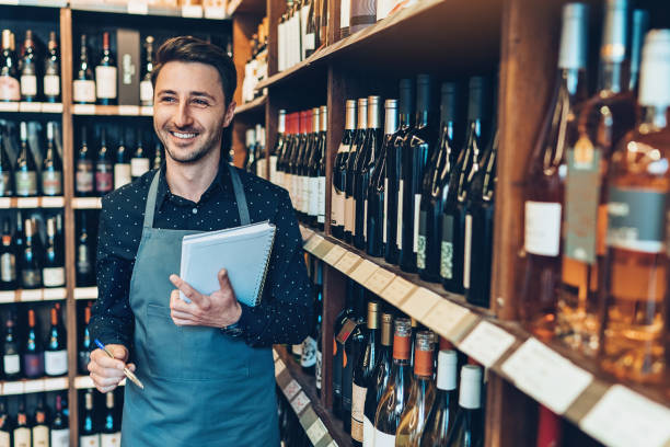 陽気なワイン ショップのオーナー - wine cellar liquor store wine rack ストックフォトと画像