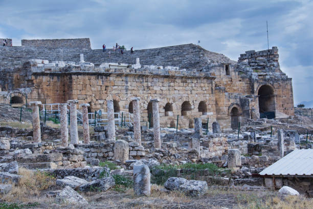 туристы посещают руины древнего театра в иераполисе, турция - hierapolis stadium stage theater amphitheater стоковые фото и изображения