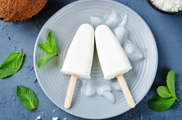 istock Coconut greek yogurt popsicle 925909440