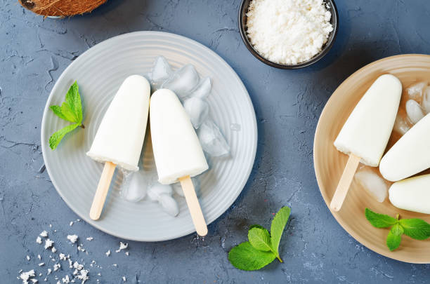 istock Coconut greek yogurt popsicle 925909442