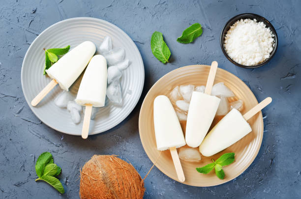 istock Coconut greek yogurt popsicle 925909444