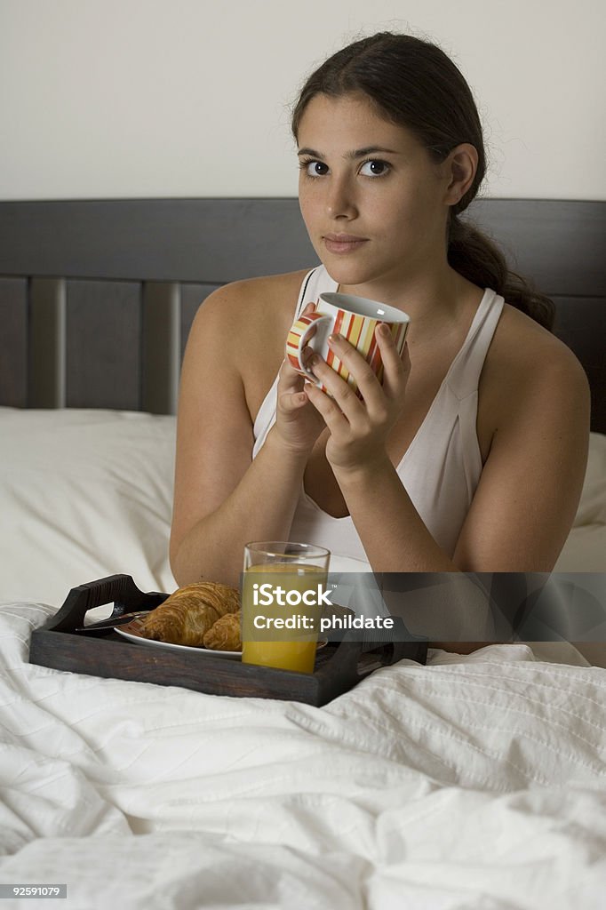 Frühstück im Bett für zwei - Lizenzfrei Attraktive Frau Stock-Foto