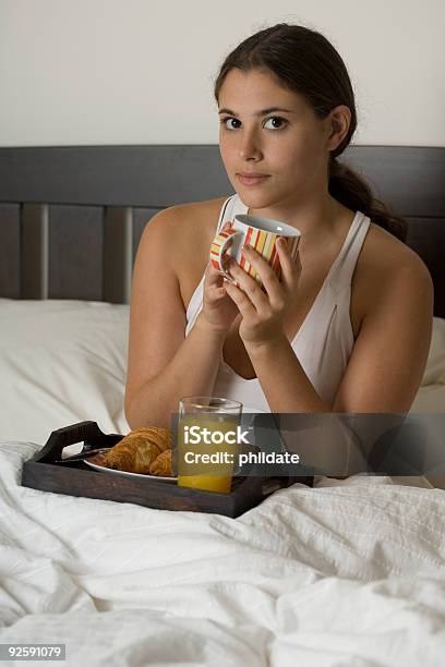 Frühstück Im Bett Für Zwei Stockfoto und mehr Bilder von Attraktive Frau - Attraktive Frau, Aufwachen, Bett