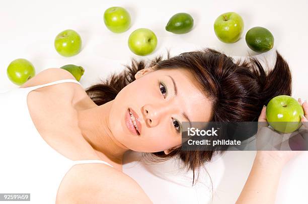 Menina Com Frutas 10 - Fotografias de stock e mais imagens de Adulto - Adulto, Alimentação Saudável, Beleza