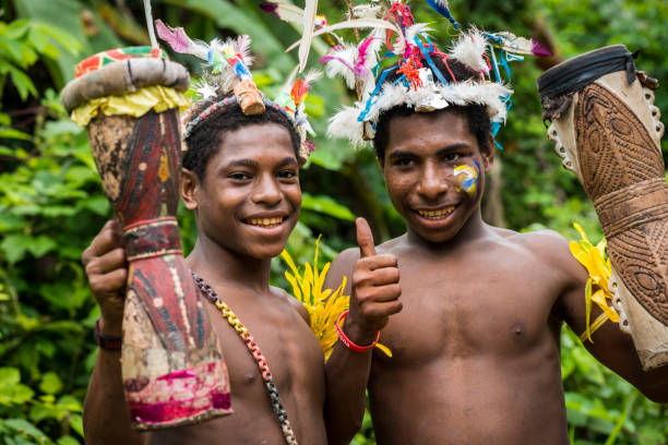 cultura na província de madang, papua-nova guiné - melanesia - fotografias e filmes do acervo