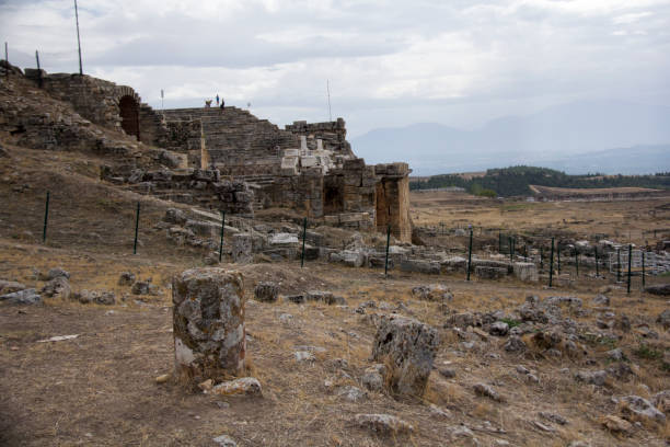 turyści odwiedzają ruiny starożytnego teatru w hierapolis, turcja - ancient civilization people time visual art zdjęcia i obrazy z banku zdjęć