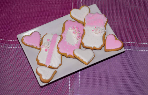 istock Sweet love cookies 925920376