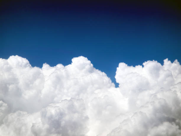 красивые белые облака cumulus в голубом небе - cloud sky white aerial view стоковые фото и изображения