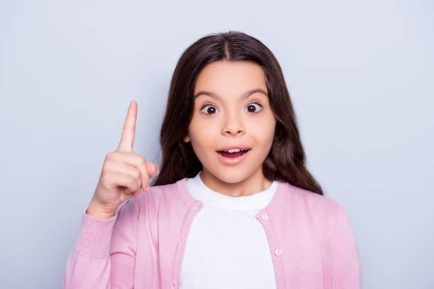 istruzione, studio, intelligenza, assistenza sanitaria, concetto di stile di vita pre-adolescenziale. primo sguardo ritratto di affascinante adorabile ragazza di scuola adorabile in abiti alla moda, che si presenta con il dito, guarda! - child little girls surprise awe foto e immagini stock