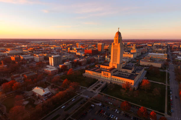 il sole tramonta sul palazzo di stato a lincoln nebraska - capitello foto e immagini stock